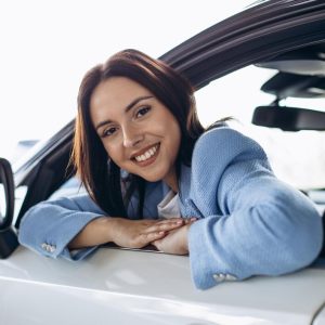 mujer sentada su coche nuevo